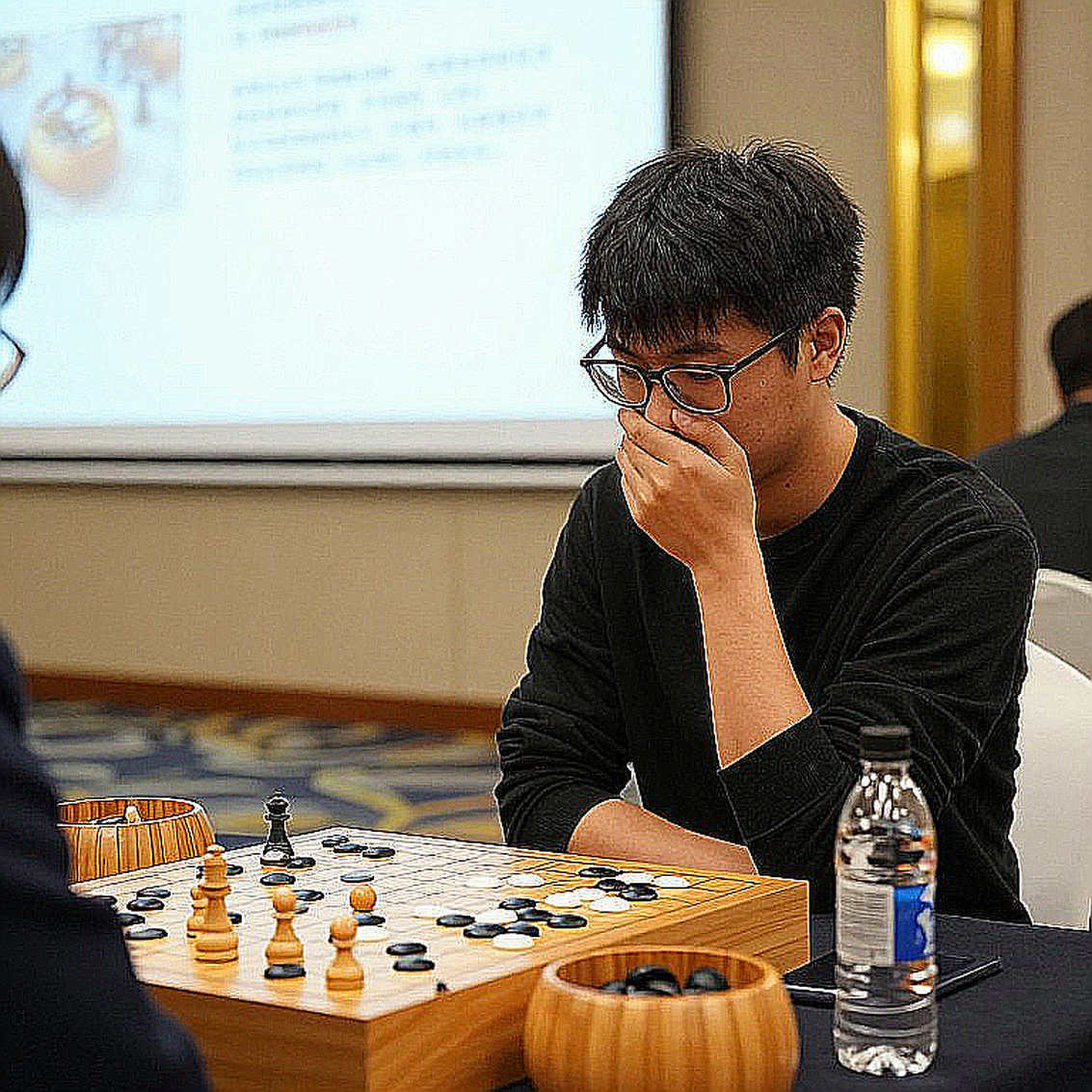 प्राग की बोर्ड-किताब: ChessBase Magazine #225, 27 मिनिएचर और वह कमरा जिसे इंजन नहीं सुन सकता